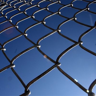 El PVC cubrió la alambrada que cercaba en venta la cerca galvanizada de alta calidad del fútbol del diamante utilizó la cerca de la alambrada de la venta de la fábrica