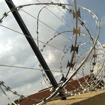 El alambre de la maquinilla de afeitar cerca las cercas de alambre acordeón de la maquinilla de afeitar del cercado de alambre de la maquinilla de afeitar de la malla de la cerca del alambre de púas del alambre de pollo del alambre de púas de la maquinilla de afeitar